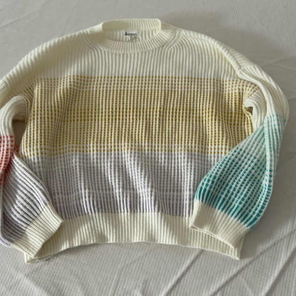 Size medium sweater - Picture 1 of 5